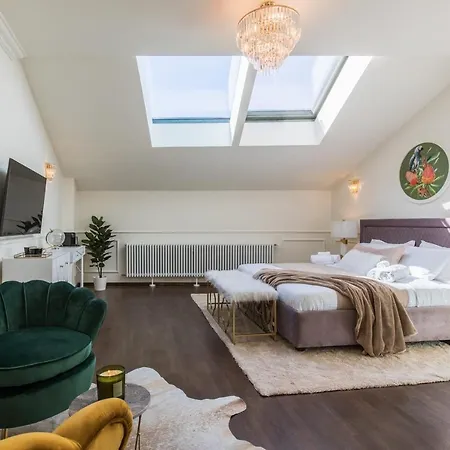 Holt Old Town Luxury Inn 2*