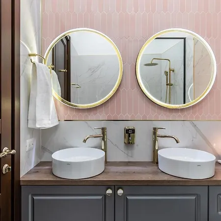 Inn Holt Old Town Luxury 2*
